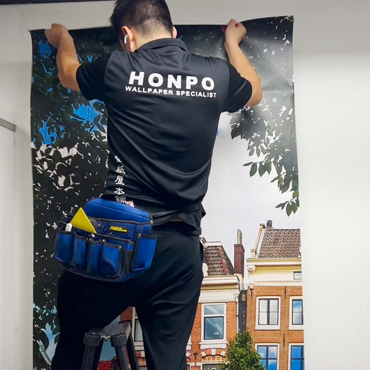 honpo professional wallpaper installer installing a wallpaper